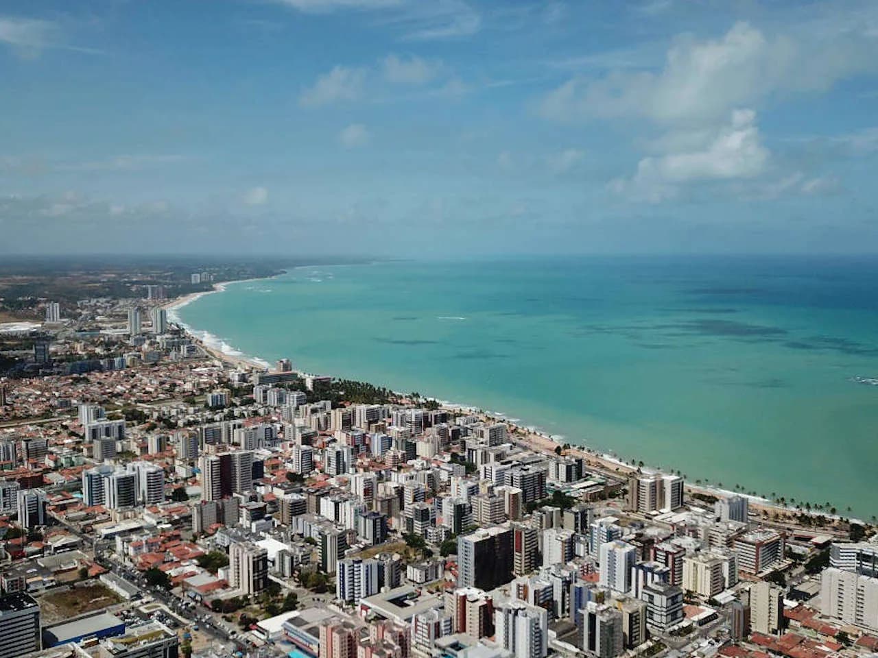 Vista aérea da orla de Maceió, cidade onde a Marca Construtora atua